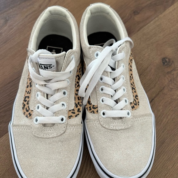 Vans Shoes - VANS Old Skool Cream Suede and Leopard Print Skate Sneakers Shoes Women’s Sz 7.5